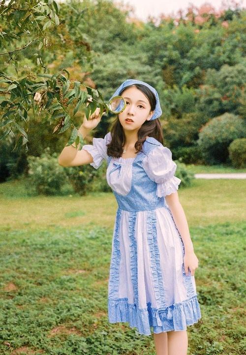 00后女仆裝清純羞澀少女戶外寫真