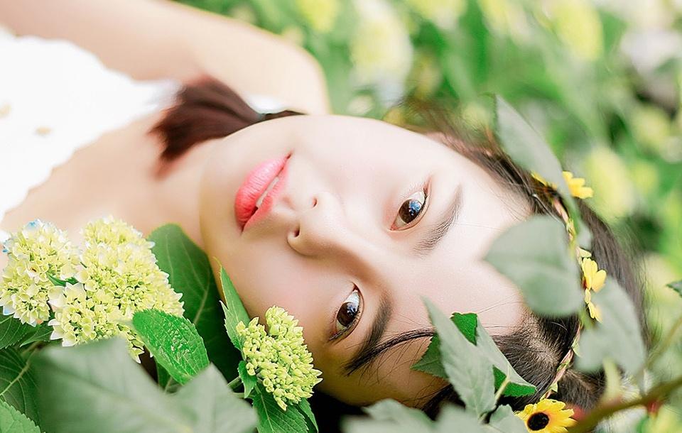 清新可愛美少女花叢時尚寫真甜美動人