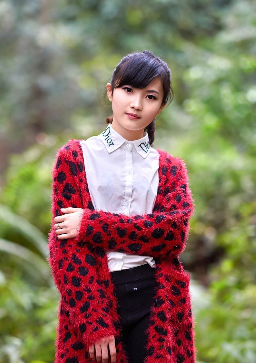 清純的美女森林里的清純唯美時(shí)尚寫(xiě)真