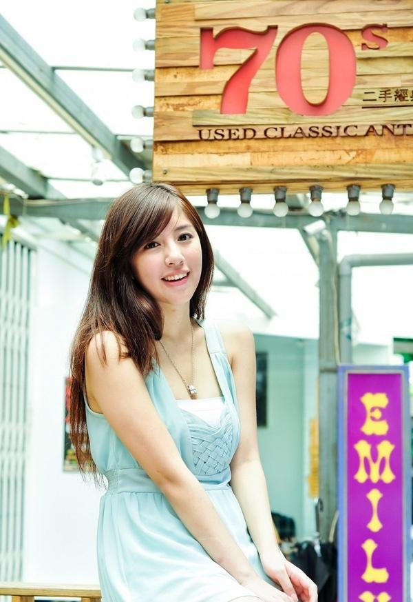 清純美女戶外迷人唯美時尚寫真