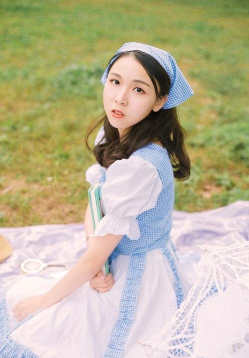 00后女仆裝清純羞澀少女戶外寫真