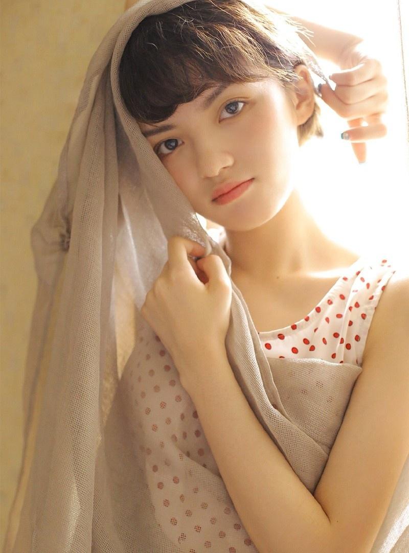 小清新短發美女粉嘟嘟臉蛋嬌羞甜美迷離大眼私房時尚寫真圖片