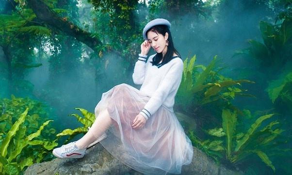 純凈少女叢林仙境低頭淺笑嬉戲玩耍夢幻寫真圖片