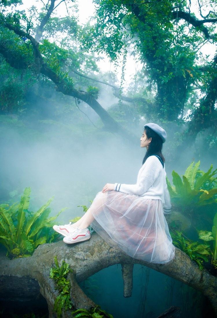 純凈少女叢林仙境低頭淺笑嬉戲玩耍夢幻寫真圖片