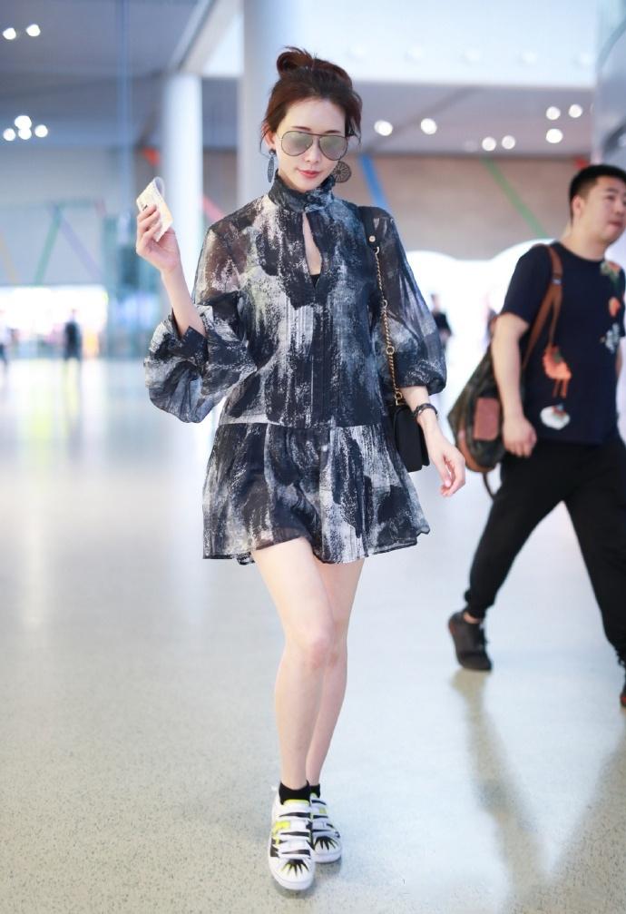 林志玲復古風水墨連衣裙機場驚艷街拍照