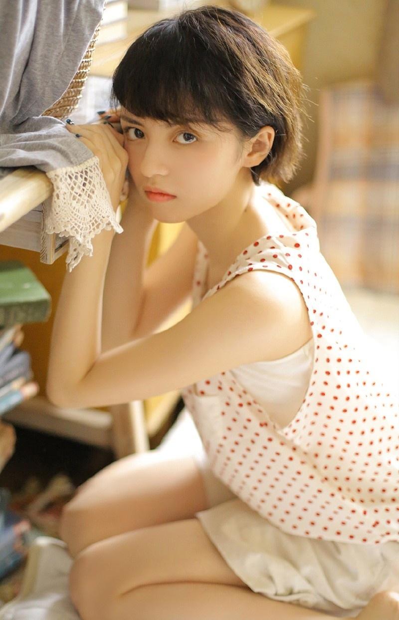 小清新短發美女粉嘟嘟臉蛋嬌羞甜美迷離大眼私房時尚寫真圖片