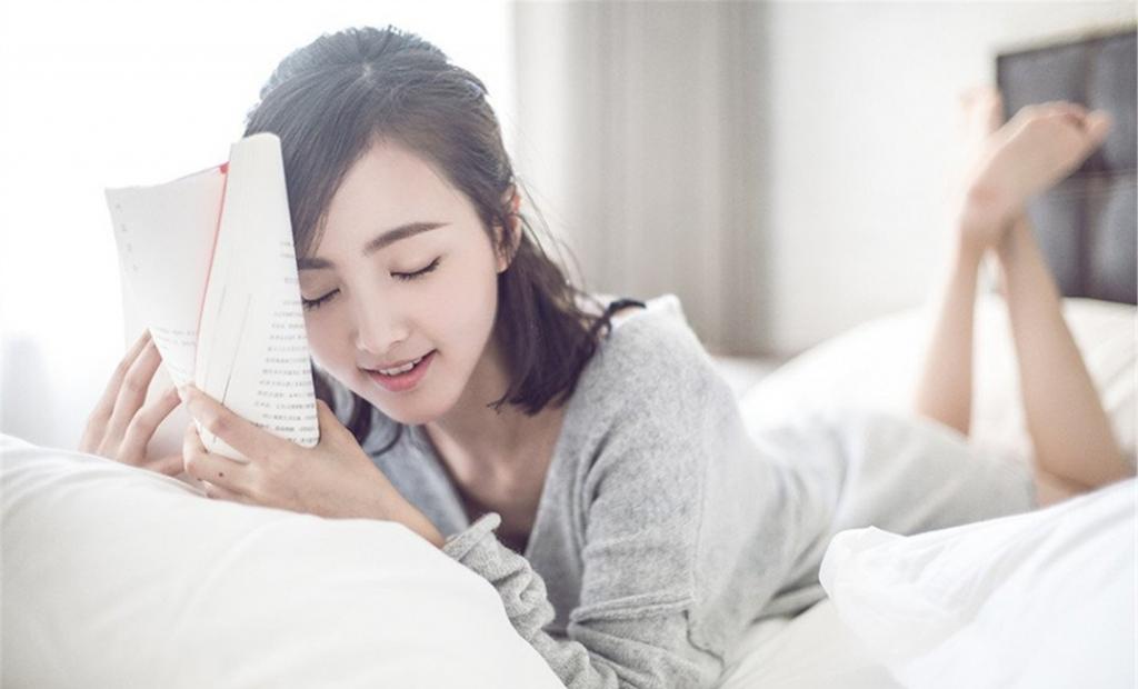程小蒙秀香肩鎖骨美艷動人寫真