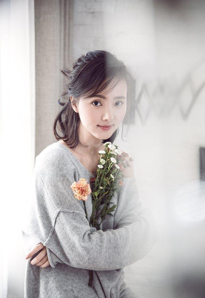 程小蒙秀香肩鎖骨美艷動人寫真