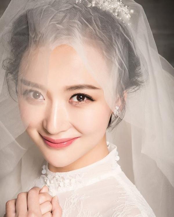 楊舒化身優雅小女人時尚婚紗寫真大片