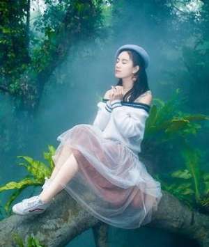 純凈少女叢林仙境低頭淺笑嬉戲玩耍夢幻寫真圖片