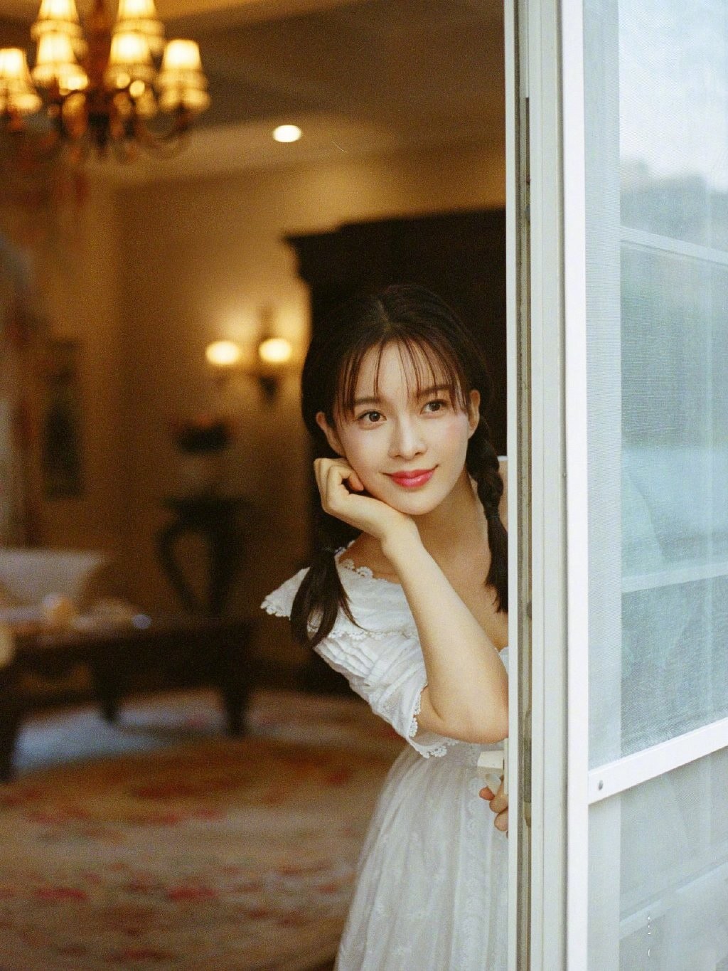 趙櫻子麻花辮甜美氣質寫真圖片