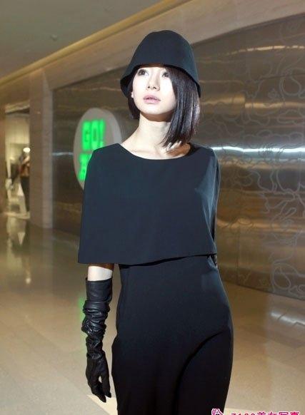 大氣迷人美女戚薇秀絕美身姿