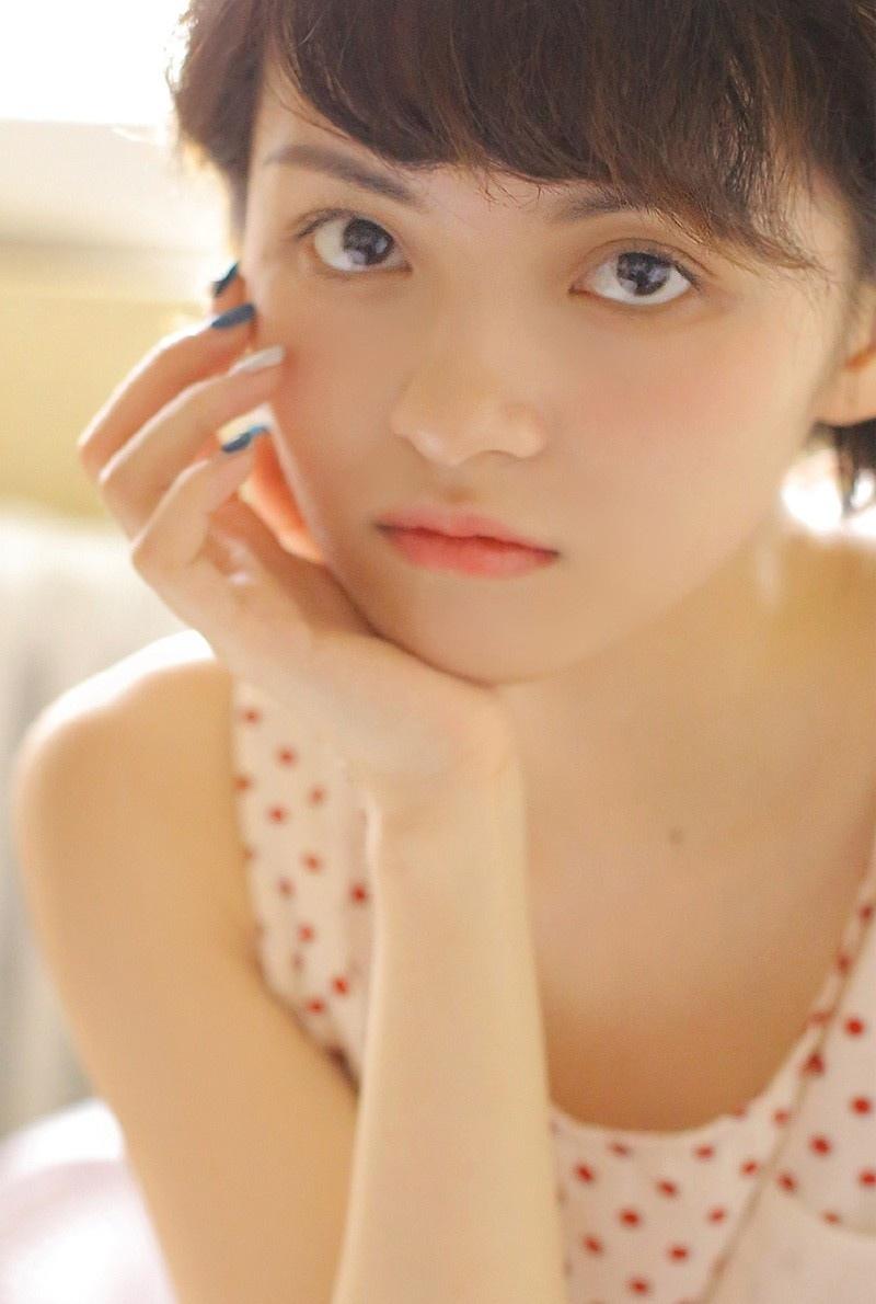 小清新短發美女粉嘟嘟臉蛋嬌羞甜美迷離大眼私房時尚寫真圖片