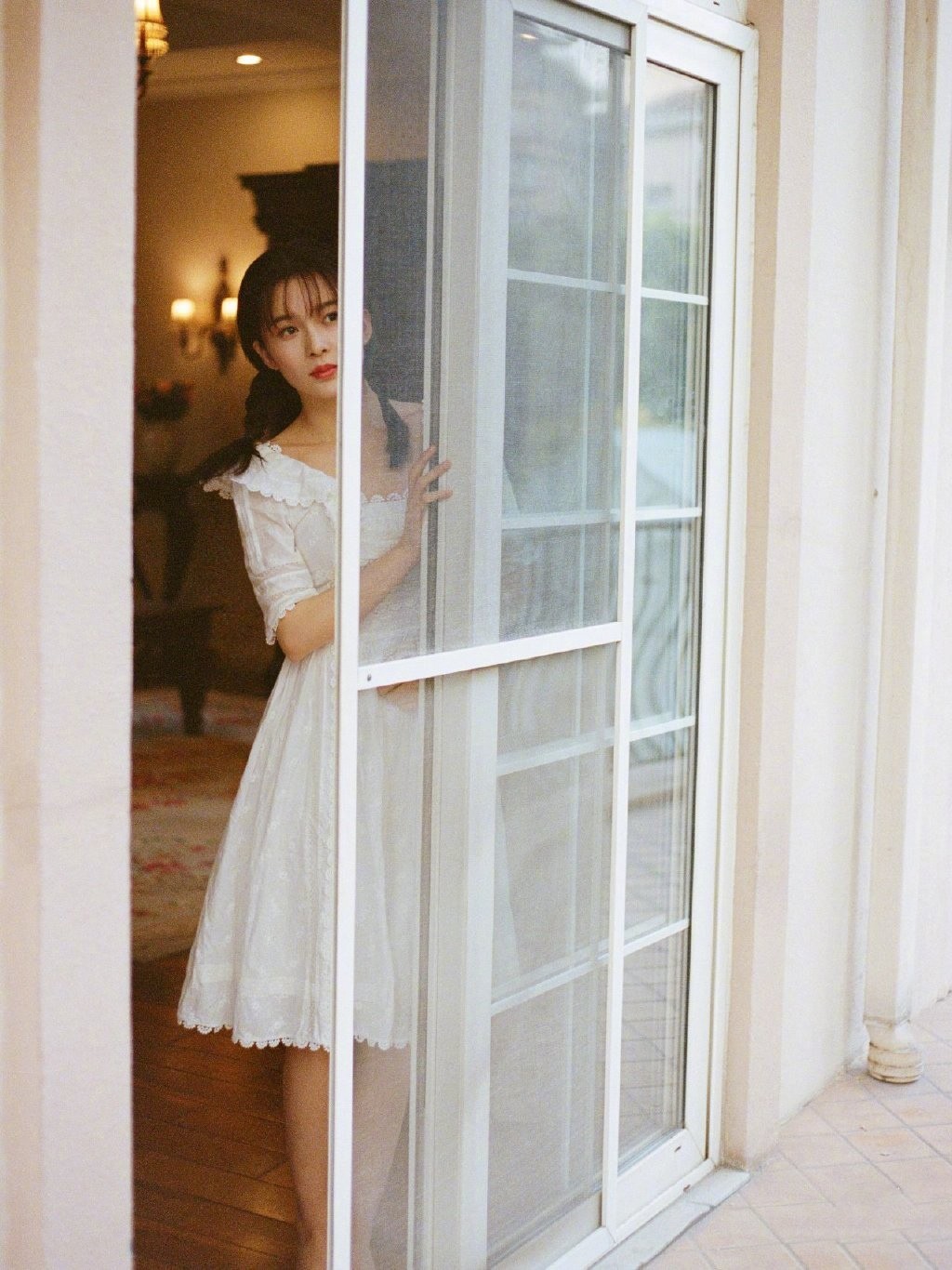 趙櫻子麻花辮甜美氣質寫真圖片