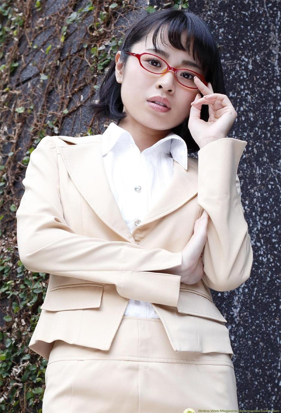 90后短發(fā)女神性感撩人女仆裝寫真