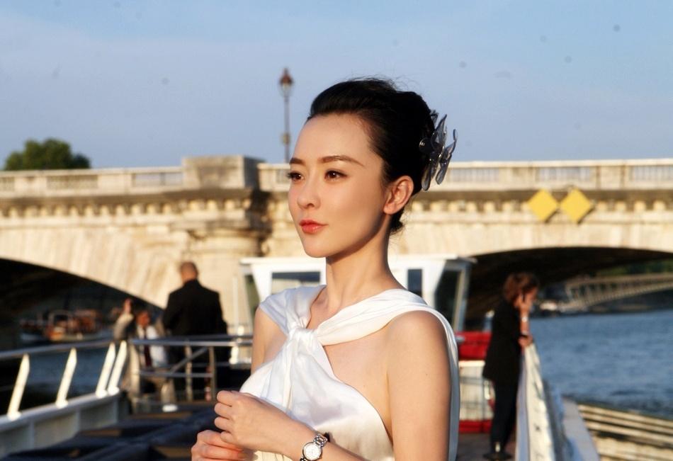 美女霍思燕塞納河邊拍純美寫真 白裙婀娜笑容動人