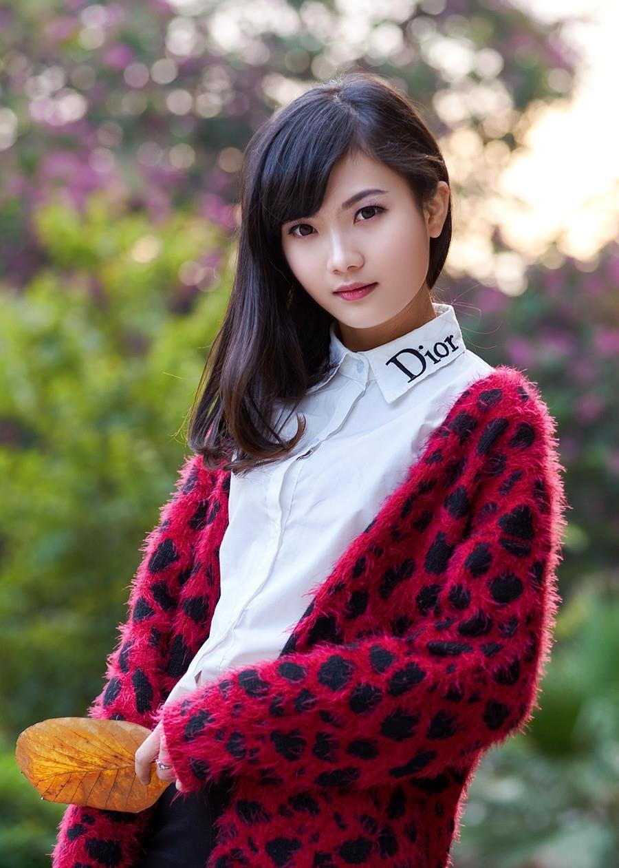 清純的美女森林里的清純唯美時(shí)尚寫(xiě)真