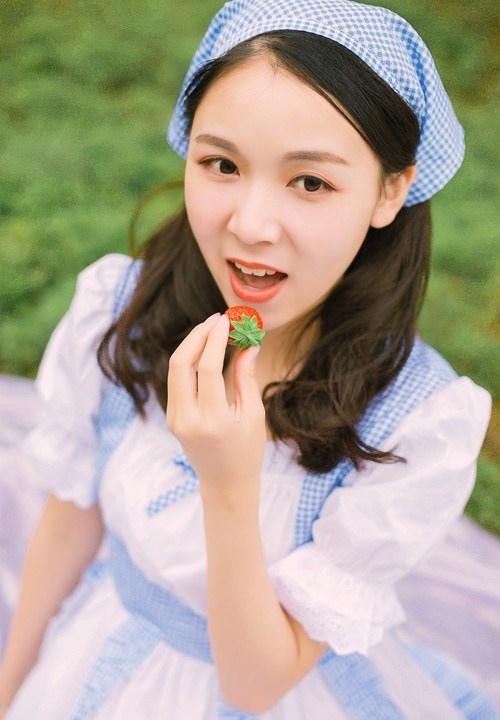 00后女仆裝清純羞澀少女戶外寫真