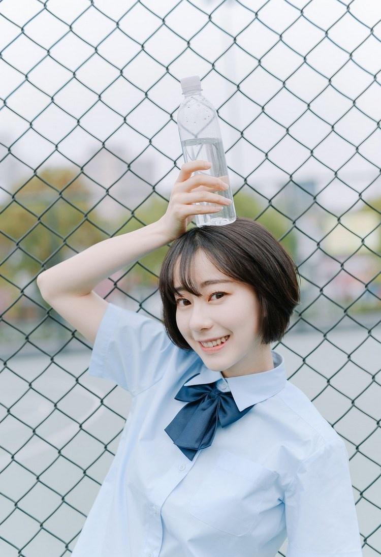 短發(fā)少女清純甜美戶外球場寫真圖片