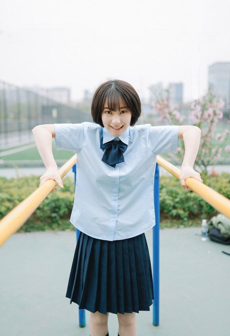 短發(fā)少女清純甜美戶外球場寫真圖片