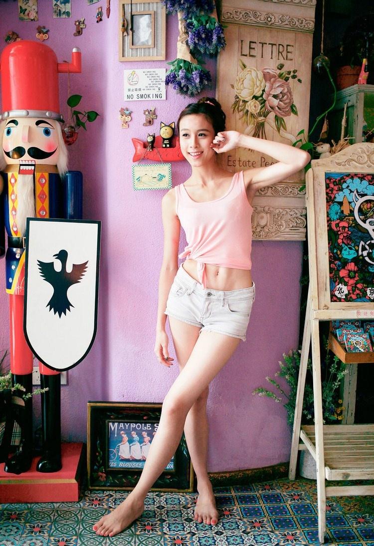 光著腳丫子的活力纖瘦美女居家生活照