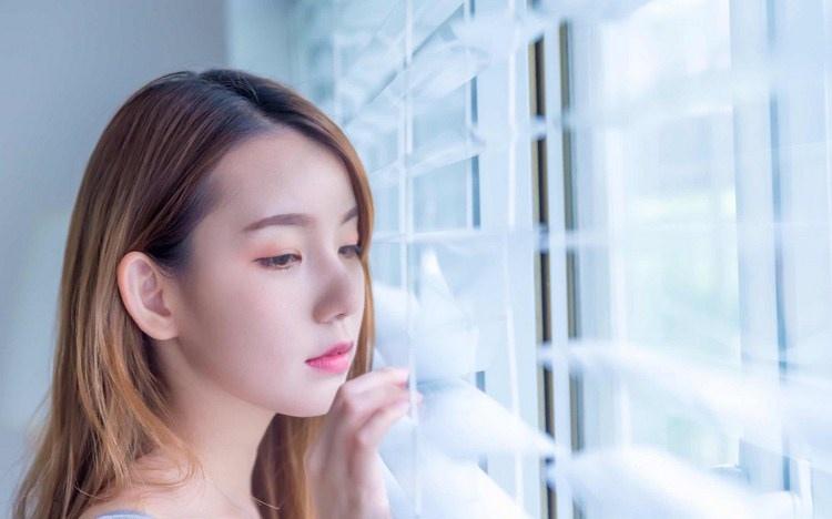 紗窗邊面若桃花清純粉嫩美女圖片