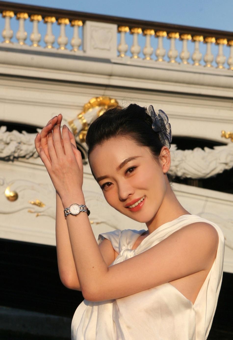 美女霍思燕塞納河邊拍純美寫真 白裙婀娜笑容動人