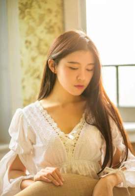 私房美女溫馨沐浴與花瓣的甜美相約時(shí)尚寫真