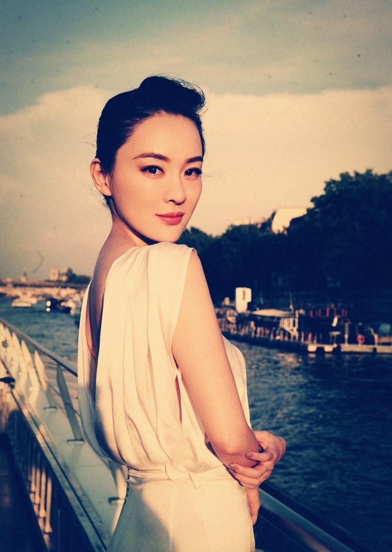 美女霍思燕塞納河邊拍純美寫真 白裙婀娜笑容動人