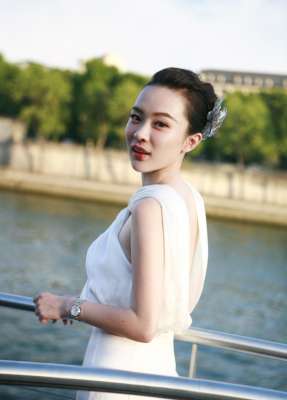 美女霍思燕塞納河邊拍純美寫真 白裙婀娜笑容動(dòng)人
