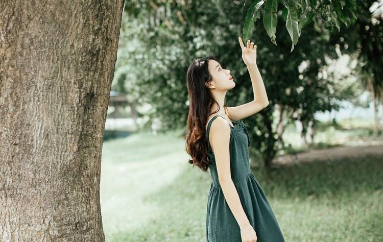 文藝范少女長發飄飄吊帶長裙叢林唯美寫真圖片