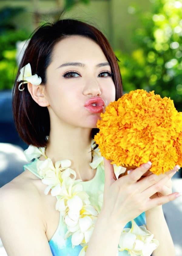 戚薇氣質女明星嬌艷如花甜美夏日照