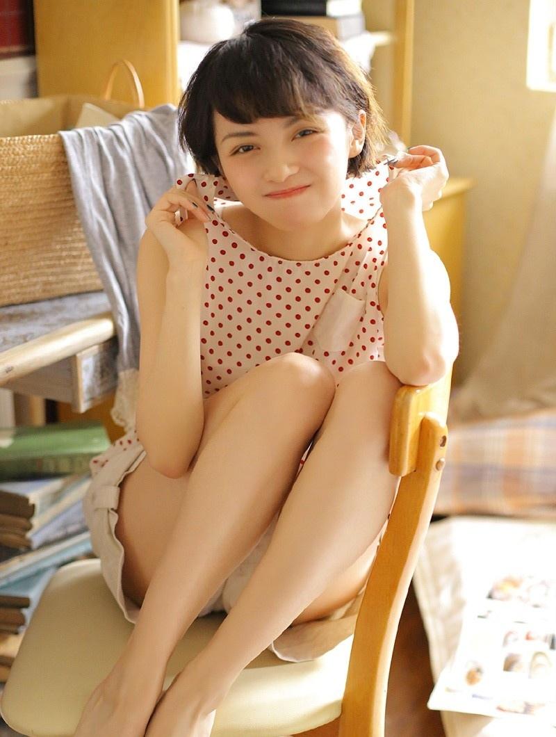 小清新短發美女粉嘟嘟臉蛋嬌羞甜美迷離大眼私房時尚寫真圖片