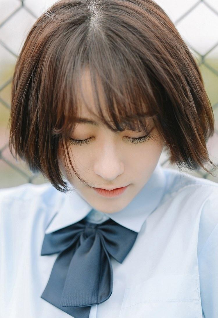 短發(fā)少女清純甜美戶外球場寫真圖片