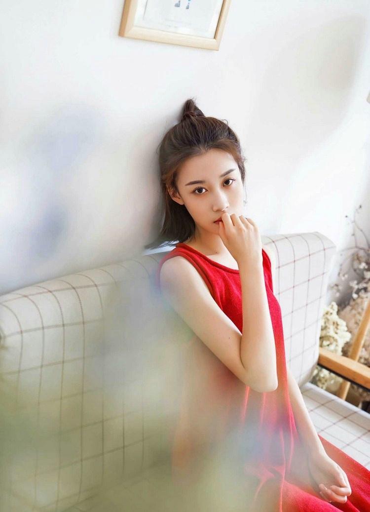 半丸子頭美女室內意境甜美迷人時尚寫真