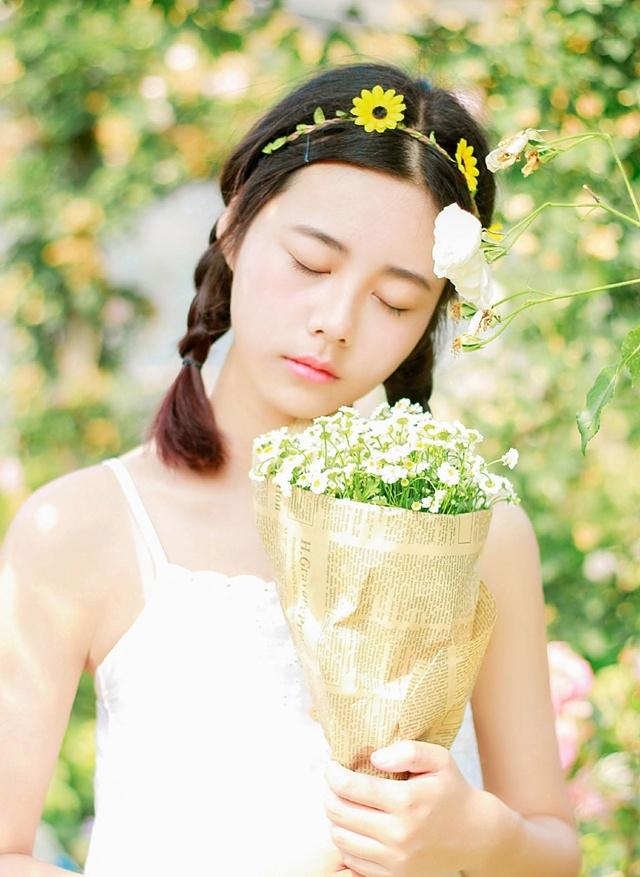 清新可愛美少女花叢時尚寫真甜美動人