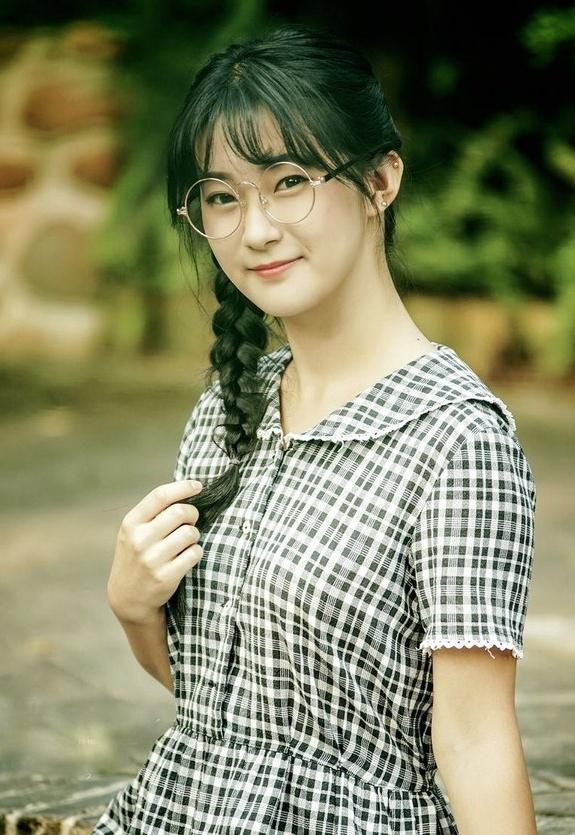 大學校園里帶眼鏡的女孩