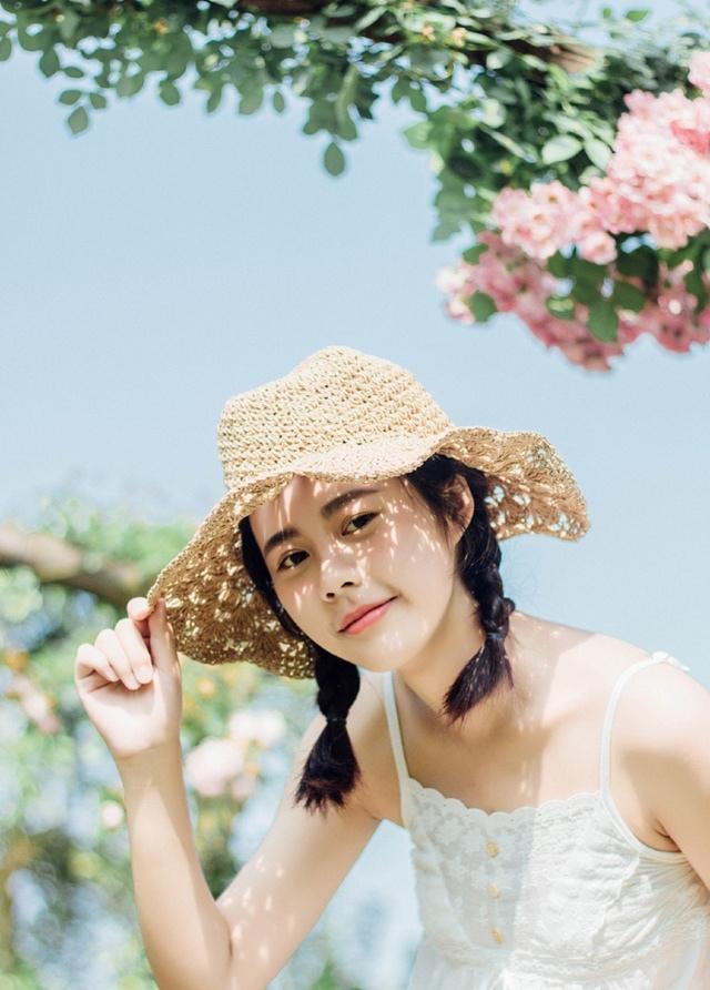 清新可愛美少女花叢時尚寫真甜美動人