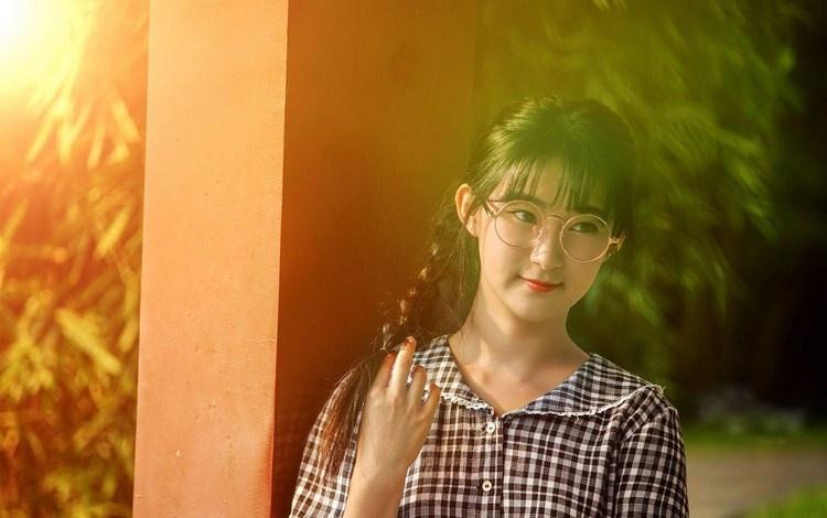 大學校園里帶眼鏡的女孩