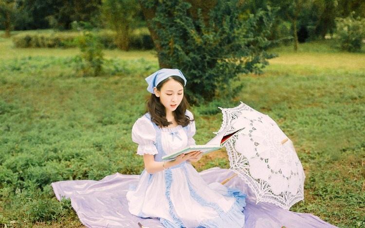 00后女仆裝清純羞澀少女戶外寫真