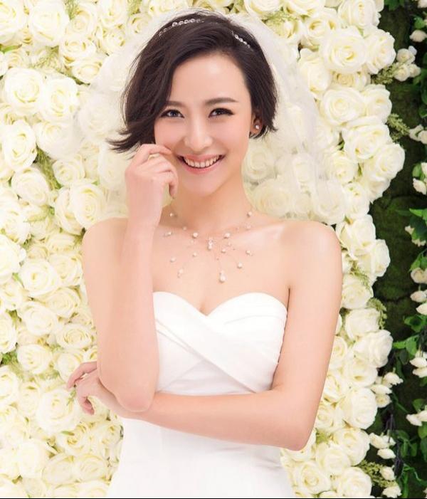 楊舒化身優雅小女人時尚婚紗寫真大片