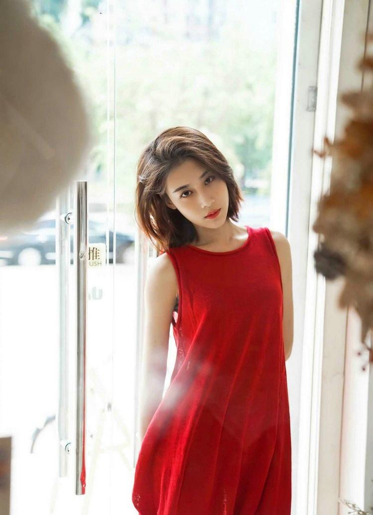 半丸子頭美女室內意境甜美迷人時尚寫真