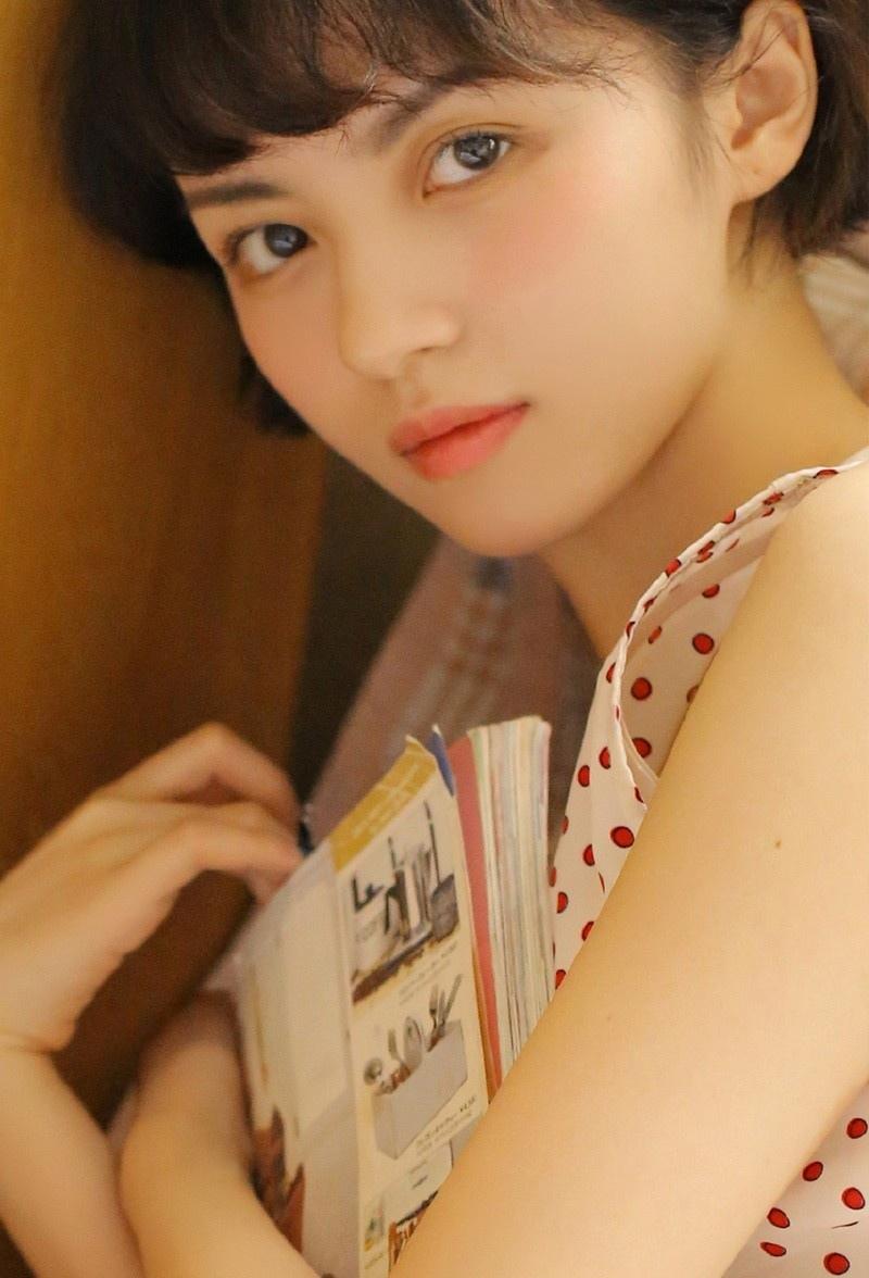 小清新短發美女粉嘟嘟臉蛋嬌羞甜美迷離大眼私房時尚寫真圖片