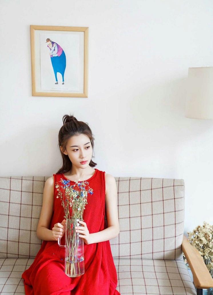 半丸子頭美女室內意境甜美迷人時尚寫真