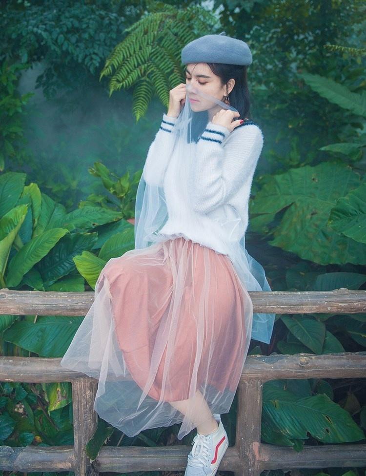 純凈少女叢林仙境低頭淺笑嬉戲玩耍夢幻寫真圖片