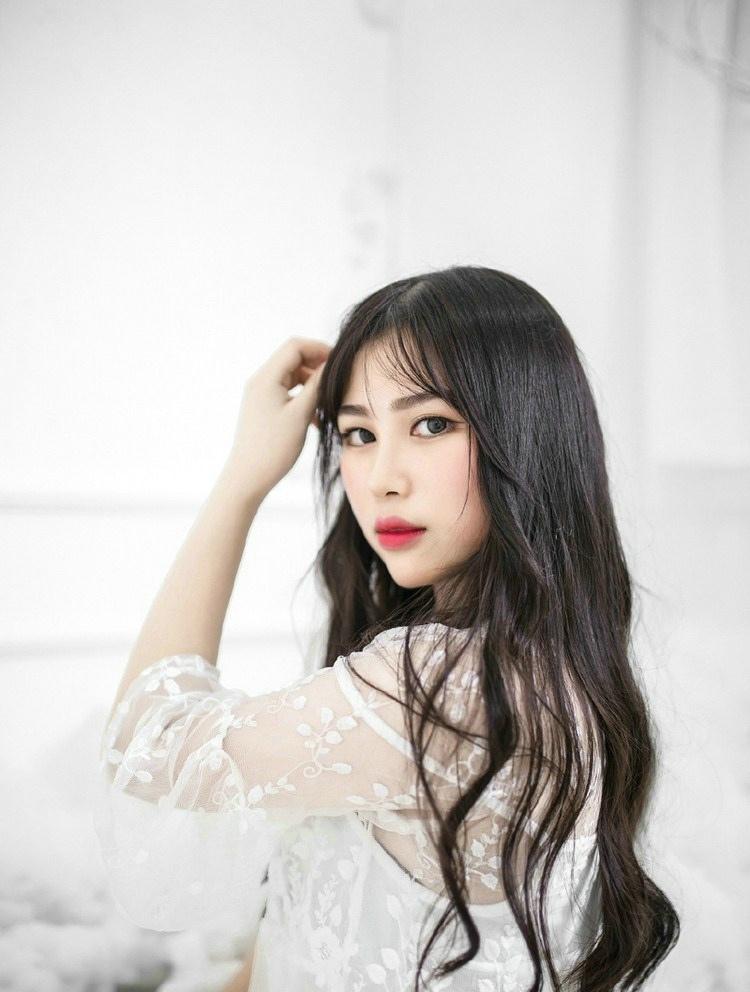 潔凈白色長(zhǎng)裙美女紅唇嬌艷欲滴時(shí)尚寫(xiě)真