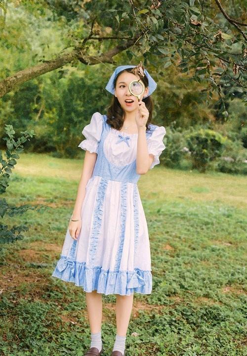 00后女仆裝清純羞澀少女戶外寫真