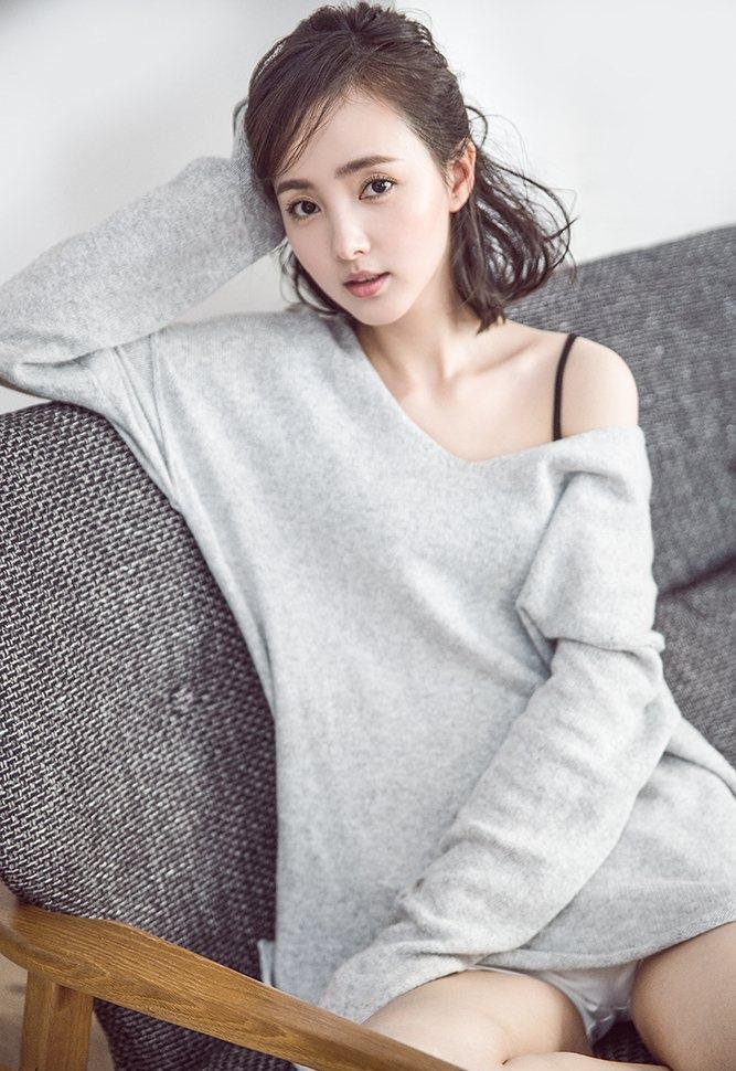 程小蒙秀香肩鎖骨美艷動人寫真