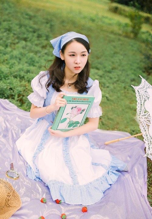00后女仆裝清純羞澀少女戶外寫真
