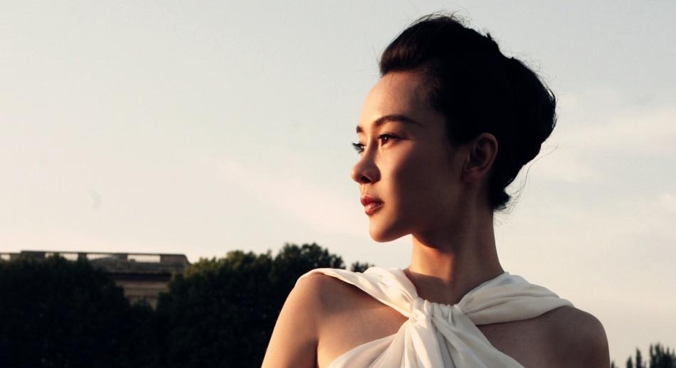美女霍思燕塞納河邊拍純美寫真 白裙婀娜笑容動人